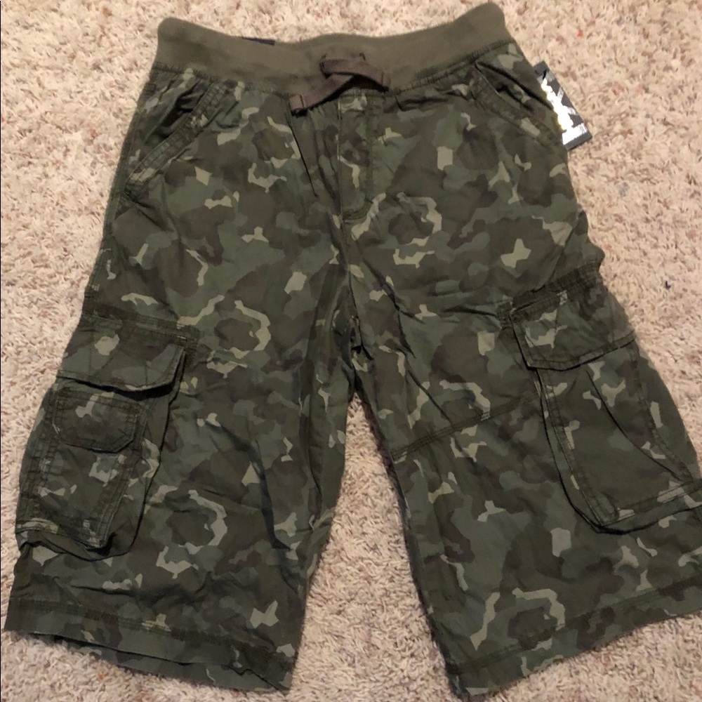 Boys XL Helix camo cargo shorts